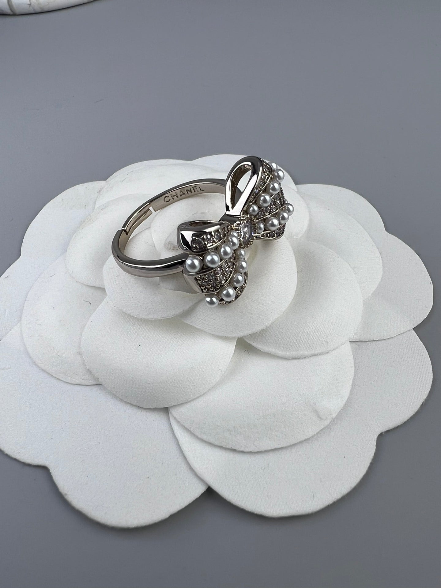 18K  Chanel Bow Tie Pearls Ring